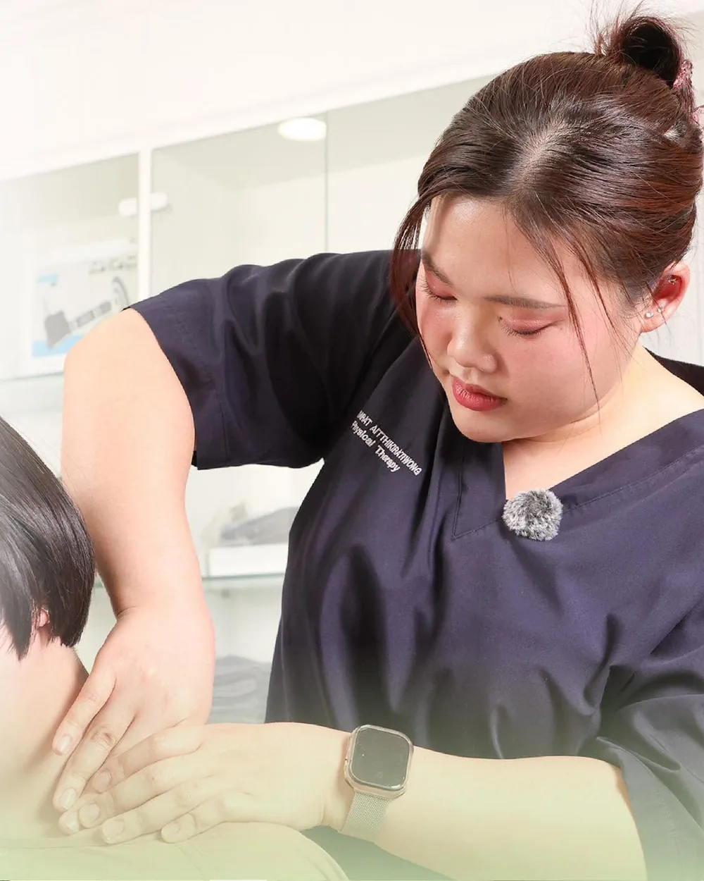 นักกายภาพบำบัดของ Noble Relax ระหว่างดูแลผู้รับบริการ